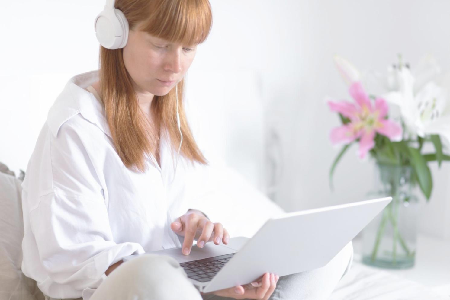 Students collaborating on React Native component architecture during intensive workshop session